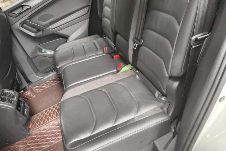 Used Volkswagen Tiguan L 2021 330TSI Automatic Two-Wheel Drive R-Line Flagship Edition Left Rear Seat