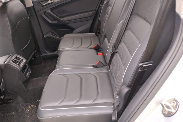 Used Volkswagen Tiguan L 2021 330TSI Automatic Two-Wheel Drive R-Line Flagship Edition Left Rear Seat