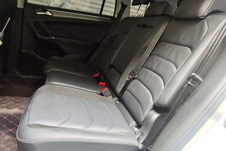 Used Volkswagen Tiguan L 2021 330TSI Automatic Two-Wheel Drive R-Line Flagship Edition Left Rear Seat