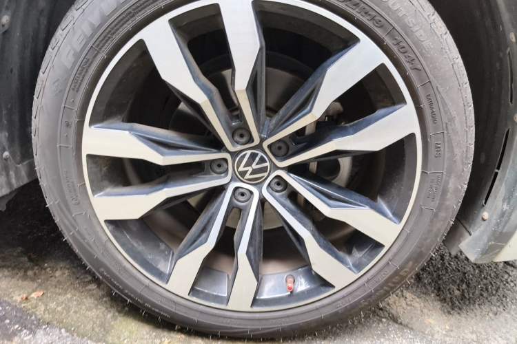 Used Volkswagen Tiguan L 2021 330TSI Automatic Two-Wheel Drive R-Line Flagship Edition Right Front Wheel Hub
