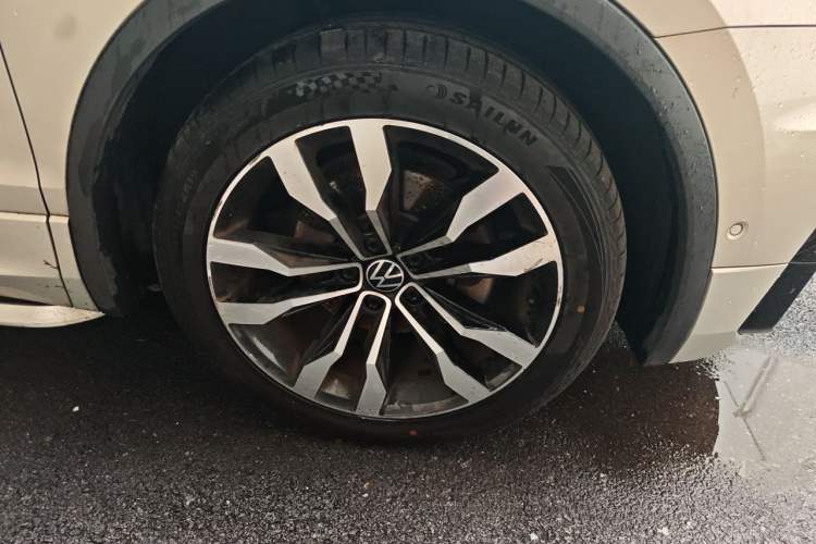 Used Volkswagen Tiguan L 2021 330TSI Automatic Two-Wheel Drive R-Line Flagship Edition Right Front Wheel Hub