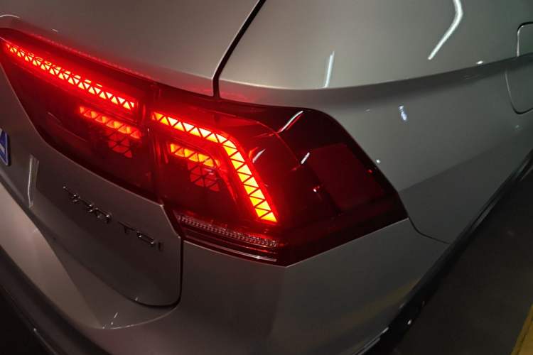 Used Volkswagen Tiguan L 2021 330TSI Automatic Two-Wheel Drive R-Line Flagship Edition Right Rear Taillight