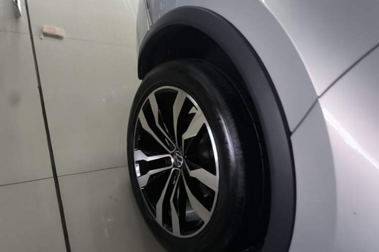 Used Volkswagen Tiguan L 2021 330TSI Automatic Two-Wheel Drive R-Line Enhanced Edition Right Rear Wheel Hub