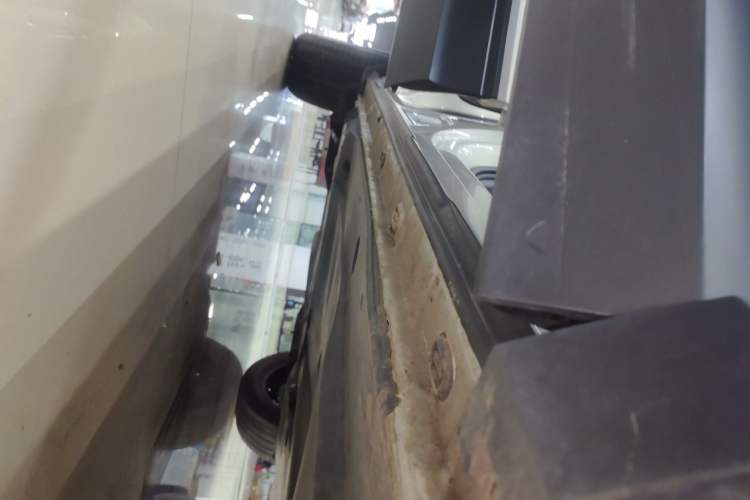 Used Volkswagen Tiguan L 2021 280TSI Automatic Two-Wheel Drive Comfort Edition – Low-Trim Version Right Side Sill