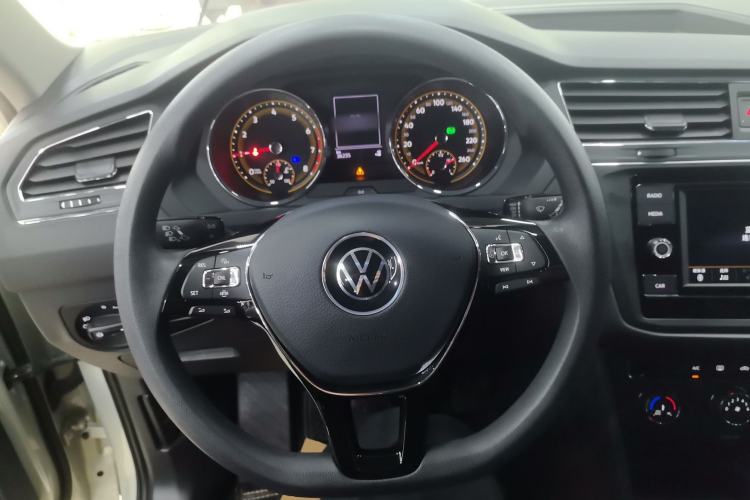Used Volkswagen Tiguan L 2021 280TSI Automatic Two-Wheel Drive Comfort Edition – Low-Trim Version Steering Wheel
