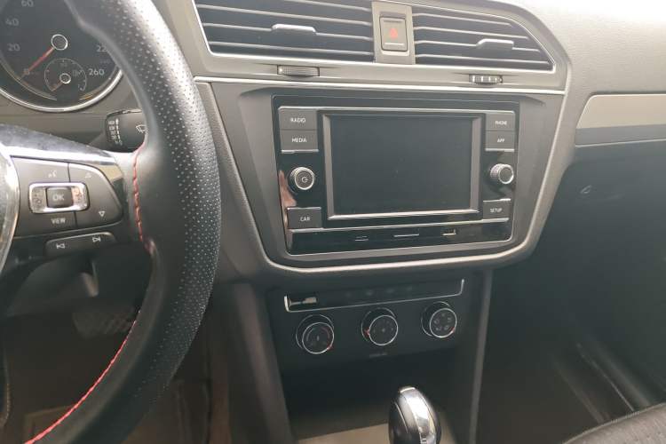 Used Volkswagen Tiguan L 2021 280TSI Automatic Two-Wheel Drive Comfort Edition – Low-Trim Version Audio And AC Panel