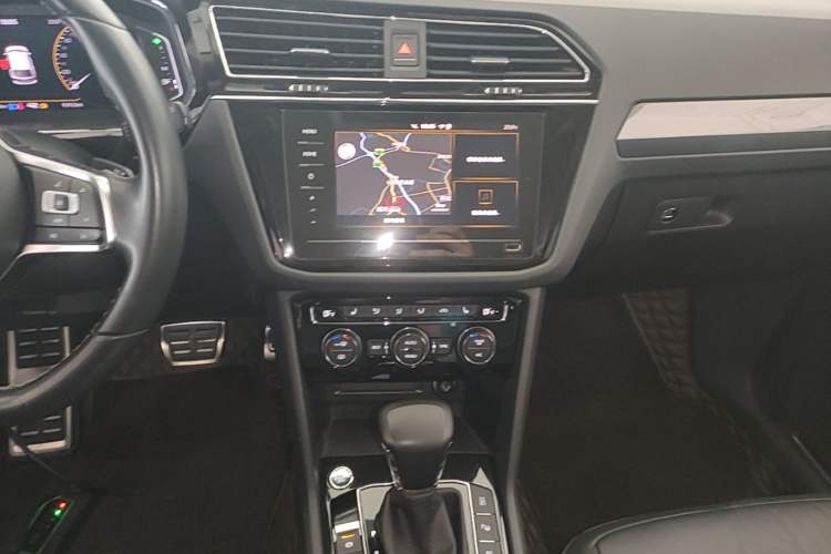 Used Volkswagen Tiguan L 2021 330TSI Automatic Two-Wheel Drive R-Line Enhanced Edition Audio And AC Panel