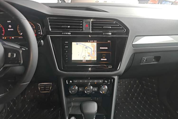 Used Volkswagen Tiguan L 2021 330TSI Automatic Two-Wheel Drive R-Line Enhanced Edition Audio And AC Panel