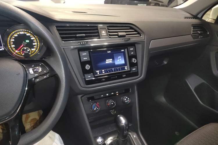 Used Volkswagen Tiguan L 2021 280TSI Automatic Two-Wheel Drive Comfort Edition – Low-Trim Version Audio And AC Panel