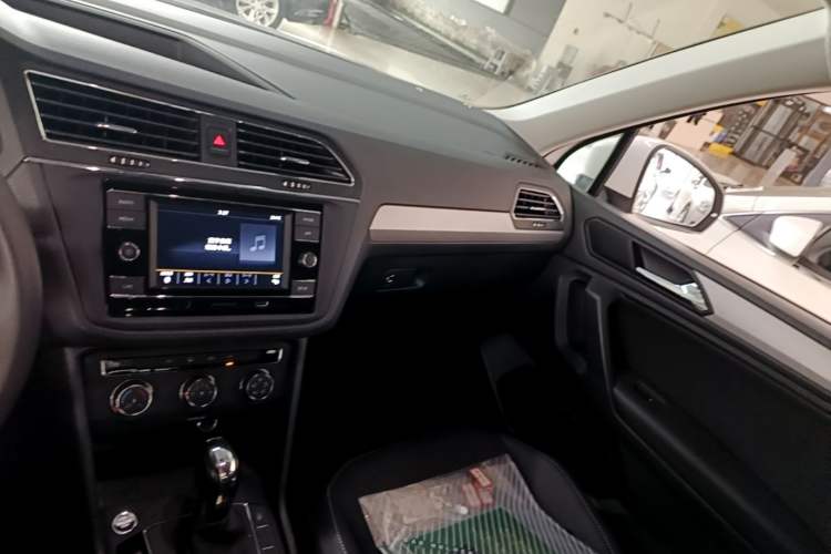 Used Volkswagen Tiguan L 2021 330TSI Automatic Two-Wheel Drive Comfort Edition Audio And AC Panel