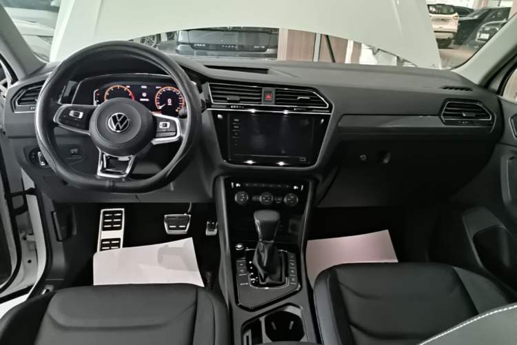 Used Volkswagen Tiguan L 2021 330TSI Automatic Two-Wheel Drive R-Line Enhanced Edition Audio And AC Panel