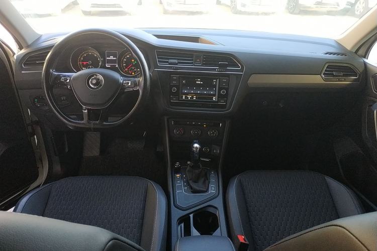 Used Volkswagen Tiguan L 2021 280TSI Automatic Two-Wheel Drive Comfort Edition – Low-Trim Version Center Console