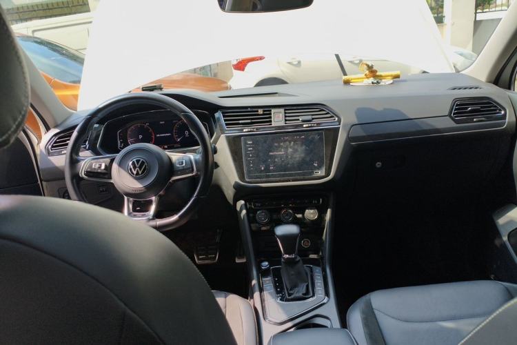 Used Volkswagen Tiguan L 2021 330TSI Automatic Two-Wheel Drive R-Line Enhanced Edition Center Console
