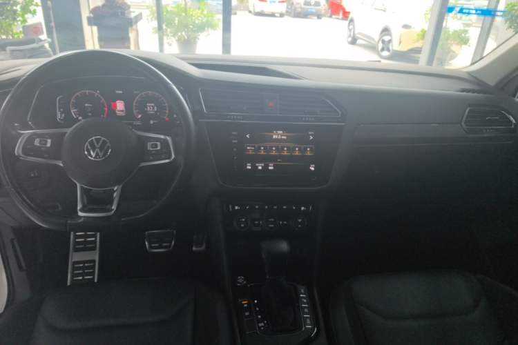 Used Volkswagen Tiguan L 2021 330TSI Automatic Two-Wheel Drive R-Line Enhanced Edition Center Console
