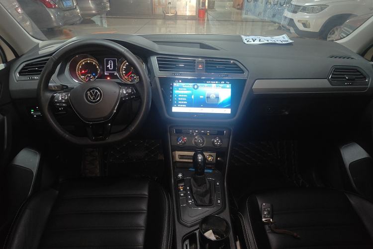 Used Volkswagen Tiguan L 2021 280TSI Automatic Two-Wheel Drive Comfort Edition – Low-Trim Version Center Console