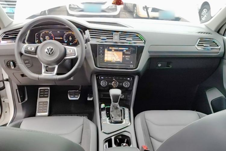 Used Volkswagen Tiguan L 2021 330TSI Automatic Two-Wheel Drive R-Line Enhanced Edition Center Console