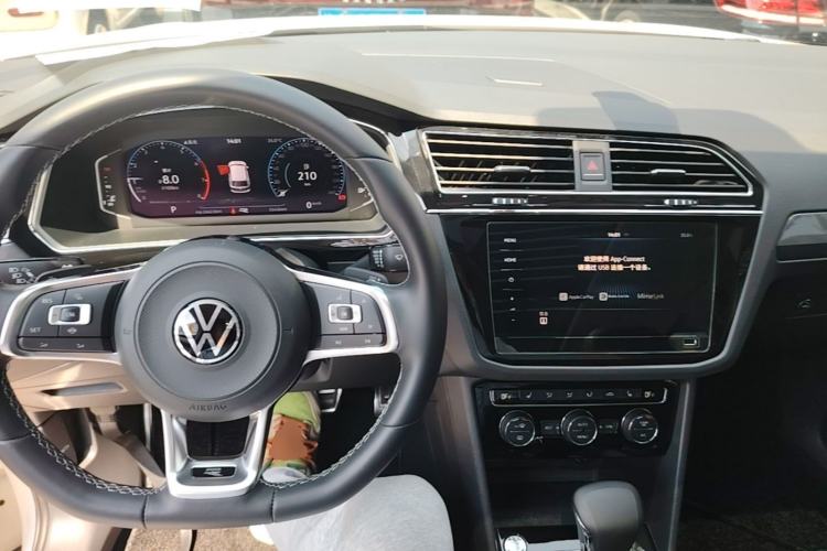 Used Volkswagen Tiguan L 2021 330TSI Automatic Two-Wheel Drive R-Line Enhanced Edition Center Console