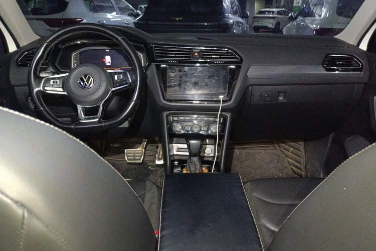 Used Volkswagen Tiguan L 2021 330TSI Automatic Two-Wheel Drive R-Line Enhanced Edition Center Console