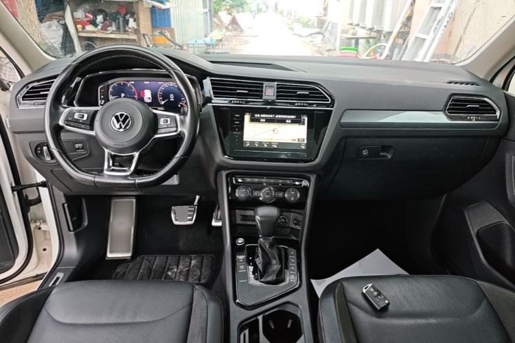 Used Volkswagen Tiguan L 2021 330TSI Automatic Two-Wheel Drive R-Line Enhanced Edition Center Console