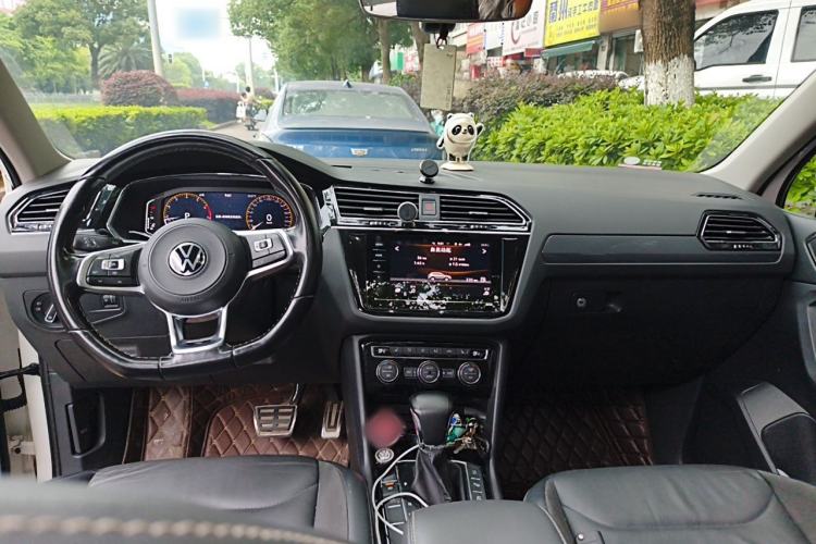Used Volkswagen Tiguan L 2021 330TSI Automatic Two-Wheel Drive R-Line Enhanced Edition Center Console