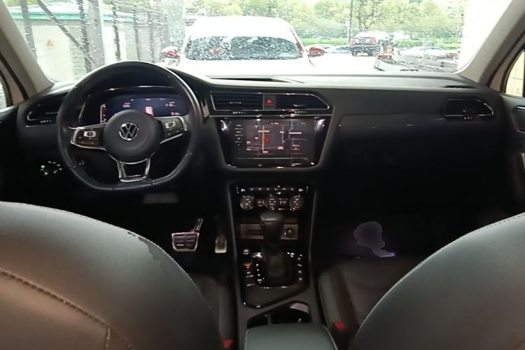 Used Volkswagen Tiguan L 2021 330TSI Automatic Two-Wheel Drive R-Line Enhanced Edition Center Console
