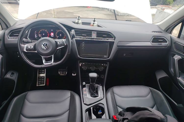 Used Volkswagen Tiguan L 2021 330TSI Automatic Two-Wheel Drive R-Line Enhanced Edition Center Console
