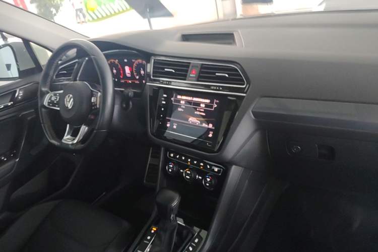 Used Volkswagen Tiguan L 2021 330TSI Automatic Two-Wheel Drive R-Line Enhanced Edition Center Console