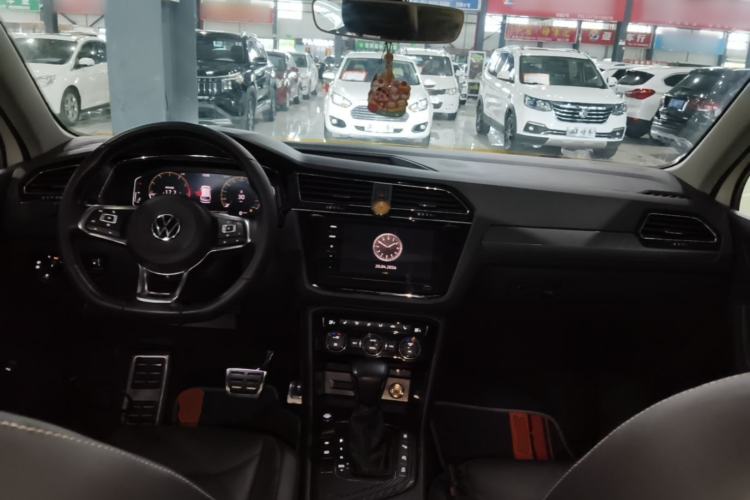 Used Volkswagen Tiguan L 2021 330TSI Automatic Two-Wheel Drive R-Line Enhanced Edition Center Console