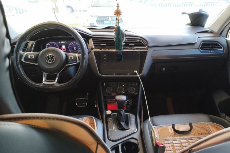 Used Volkswagen Tiguan L 2021 330TSI Automatic Two-Wheel Drive R-Line Enhanced Edition Center Console