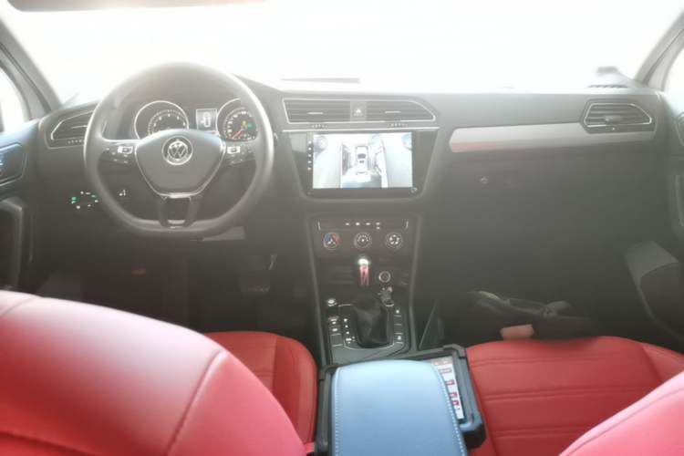 Used Volkswagen Tiguan L 2021 280TSI Automatic Two-Wheel Drive Comfort Edition – Low-Trim Version Center Console