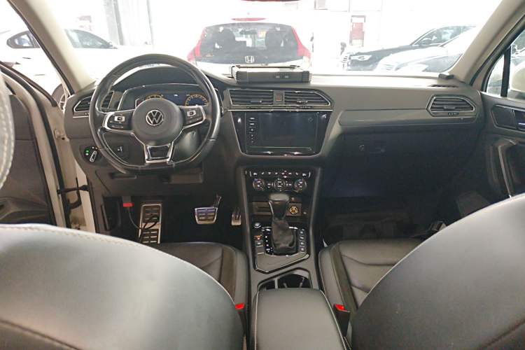 Used Volkswagen Tiguan L 2021 330TSI Automatic Two-Wheel Drive R-Line Enhanced Edition Center Console