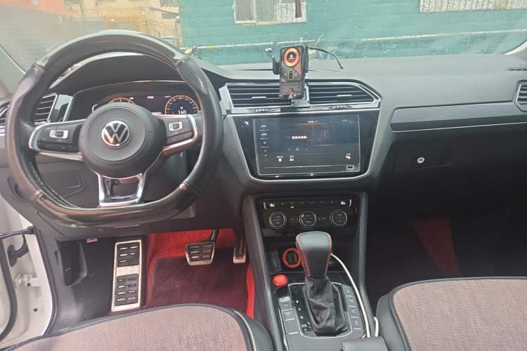 Used Volkswagen Tiguan L 2021 330TSI Automatic Two-Wheel Drive R-Line Flagship Edition Center Console