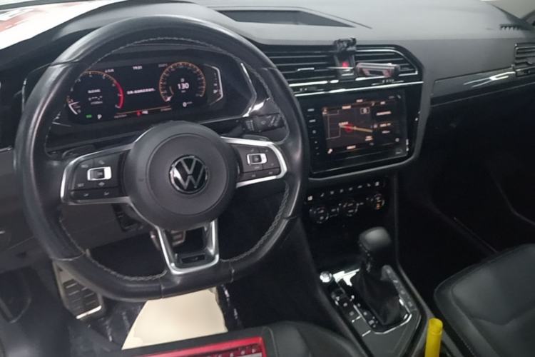 Used Volkswagen Tiguan L 2021 330TSI Automatic Two-Wheel Drive R-Line Enhanced Edition Center Console