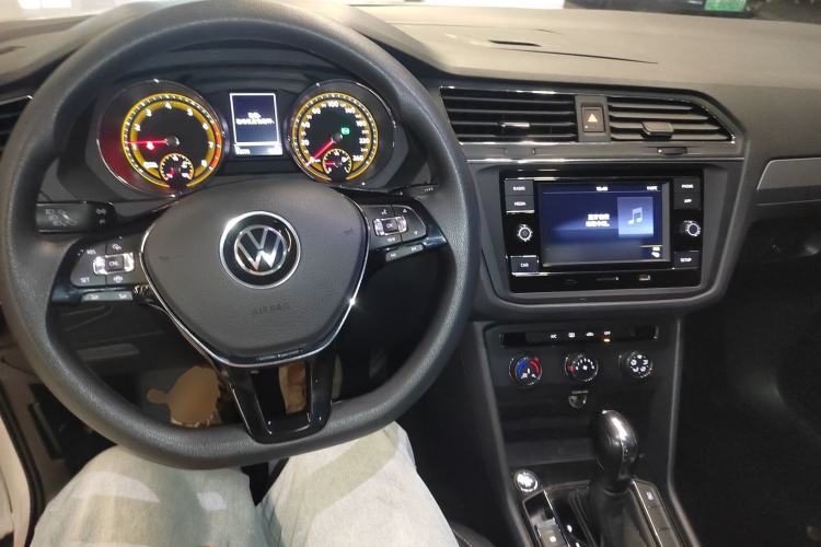 Used Volkswagen Tiguan L 2021 280TSI Automatic Two-Wheel Drive Comfort Edition – Low-Trim Version Center Console