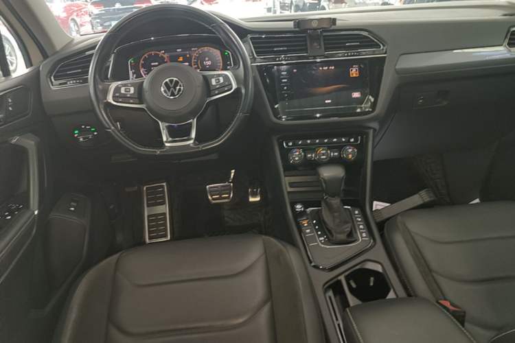 Used Volkswagen Tiguan L 2021 330TSI Automatic Two-Wheel Drive R-Line Enhanced Edition Center Console