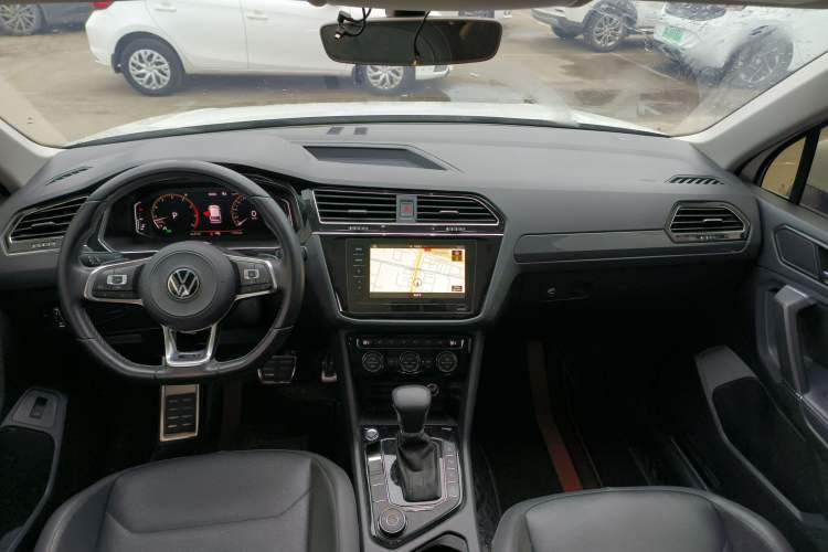 Used Volkswagen Tiguan L 2021 380TSI Automatic All-Wheel Drive R-Line Comfort Plus 7-Seater Center Console