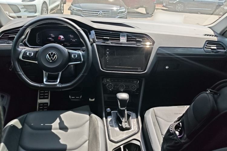 Used Volkswagen Tiguan L 2021 330TSI Automatic Two-Wheel Drive R-Line Enhanced Edition Center Console