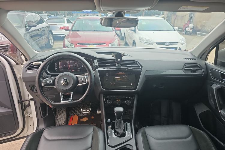 Used Volkswagen Tiguan L 2021 330TSI Automatic Two-Wheel Drive R-Line Flagship Edition Center Console