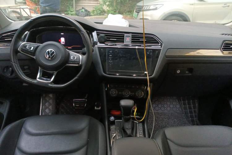 Used Volkswagen Tiguan L 2021 330TSI Automatic Two-Wheel Drive R-Line Enhanced Edition Center Console