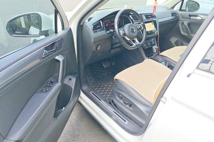 Used Volkswagen Tiguan L 2021 380TSI Automatic All-Wheel Drive R-Line Comfort Plus 7-Seater Driver Seat