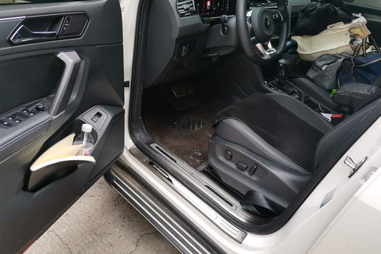 Used Volkswagen Tiguan L 2021 380TSI Automatic All-Wheel Drive R-Line Comfort Plus 7-Seater Driver Seat