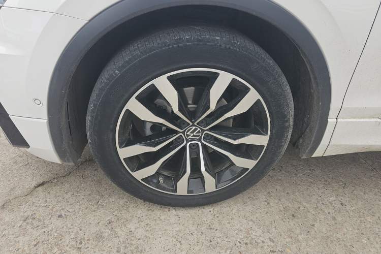 Used Volkswagen Tiguan L 2021 330TSI Automatic Two-Wheel Drive R-Line Flagship Edition Exterior 4