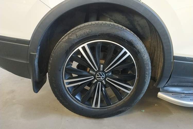 Used Volkswagen Tiguan L 2021 280TSI Automatic Two-Wheel Drive Comfort Edition – Low-Trim Version Exterior 5