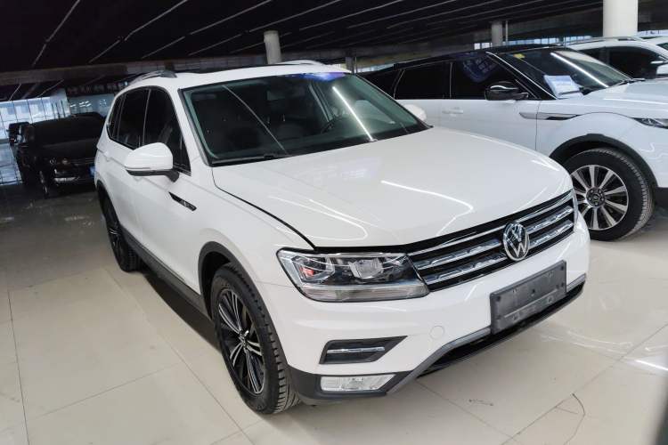 Used Volkswagen Tiguan L 2021 330TSI Automatic Two-Wheel Drive Smart Edition Front Right 45 Deg