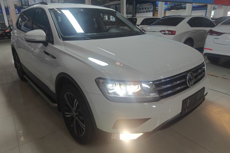 Used Volkswagen Tiguan L 2021 280TSI Automatic Two-Wheel Drive Comfort Edition – Low-Trim Version Front Right 45 Deg