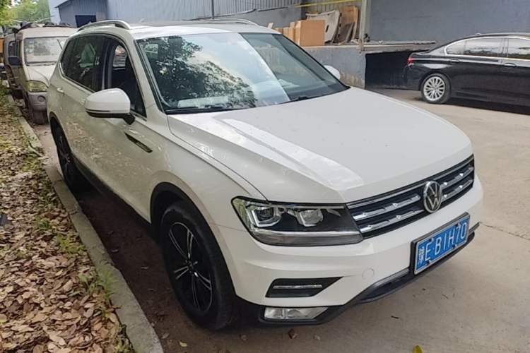 Used Volkswagen Tiguan L 2021 330TSI Automatic Two-Wheel Drive Smart Edition Front Right 45 Deg