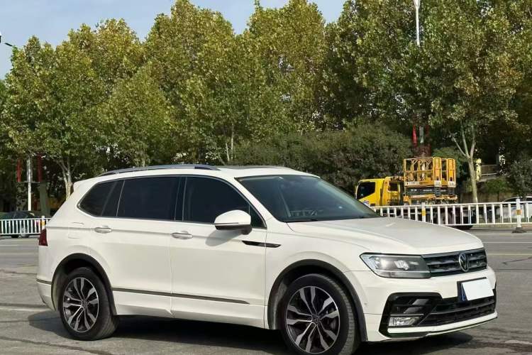 Used Volkswagen Tiguan L 2021 330TSI Automatic Two-Wheel Drive R-Line Enhanced Edition Front Right 45 Deg