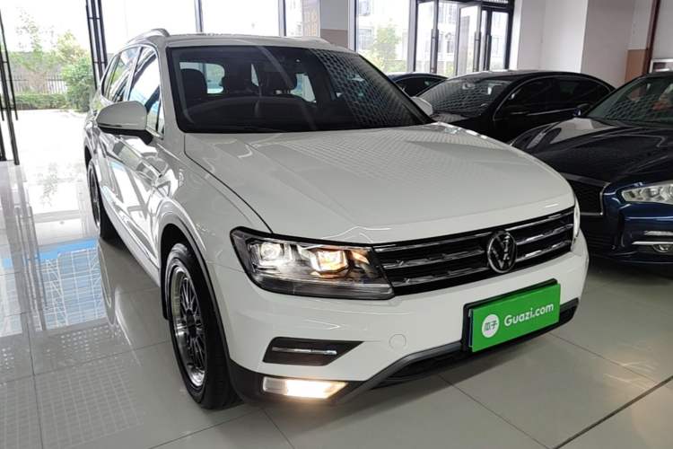 Used Volkswagen Tiguan L 2021 330TSI Automatic Two-Wheel Drive Smart Edition Front Right 45 Deg
