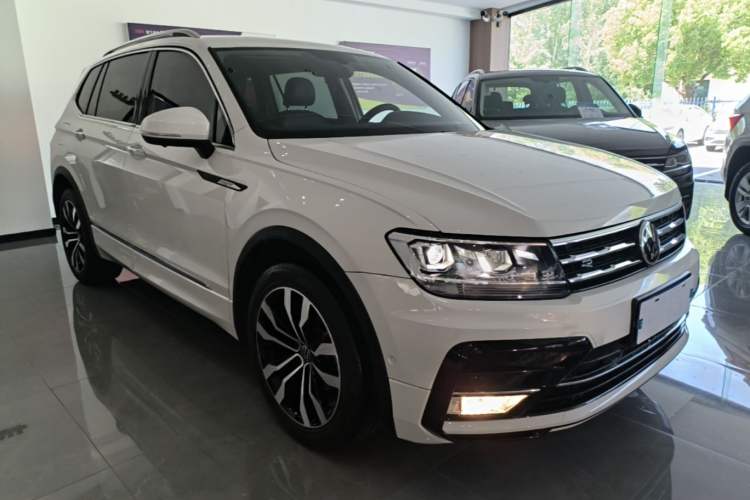 Used Volkswagen Tiguan L 2021 330TSI Automatic Two-Wheel Drive R-Line Enhanced Edition Front Right 45 Deg