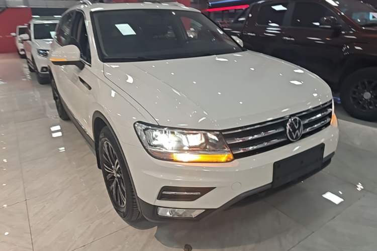 Used Volkswagen Tiguan L 2021 330TSI Automatic Two-Wheel Drive Smart Edition Front Right 45 Deg